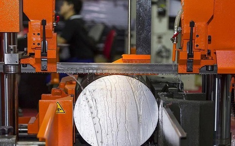 浩口原种场立式金属带锯床切削出现跑带故障解决方法！